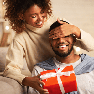 Que Presente Dar de Aniversário de Casamento para o Marido? - Midastime