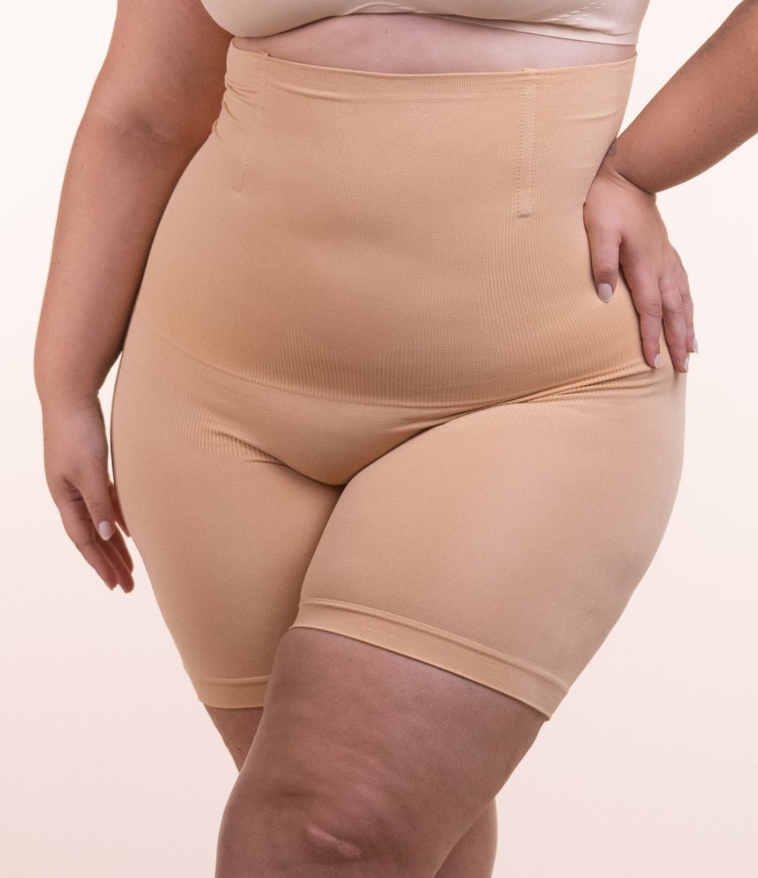 Mulher vestindo a Up Shaper bege
